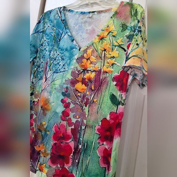 Woman's, XL, VNeck Flowers & Stems Top - Picture 6 of 6